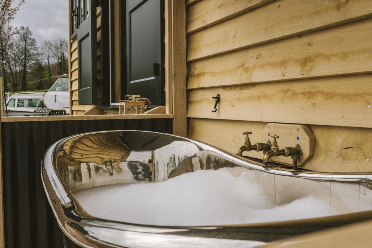 Apartamento Island Hut - Outdoor Bath Tub, Firepit And Water Equipment Saltford Exterior foto