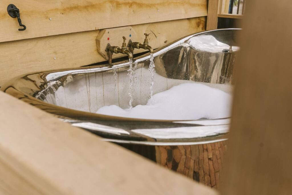 Apartamento Island Hut - Outdoor Bath Tub, Firepit And Water Equipment Saltford Exterior foto